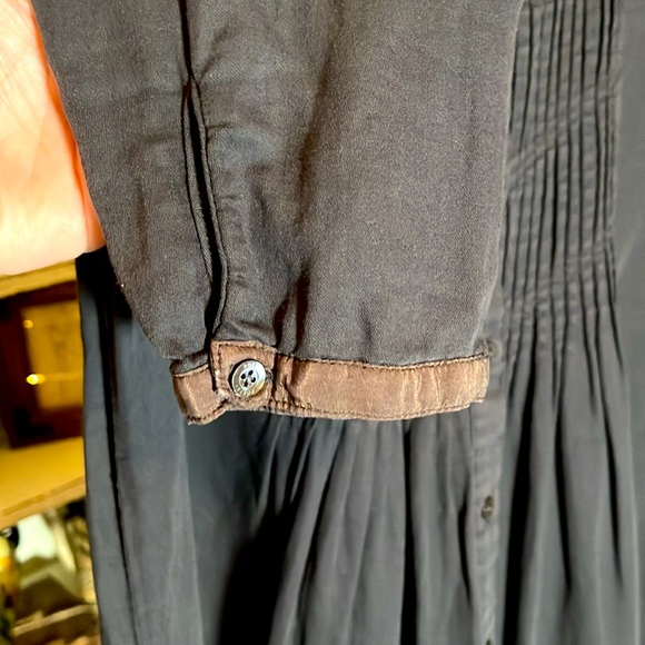 Poetry 8 100% cotton Charcoal gray tunic w/brown trim. Pleated front,side slits. - Picture 4 of 6